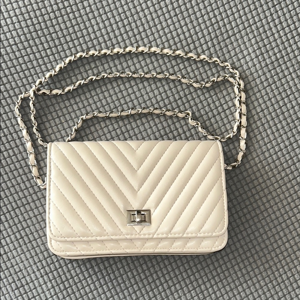 Elegant Cream Quilted Chain Bag
